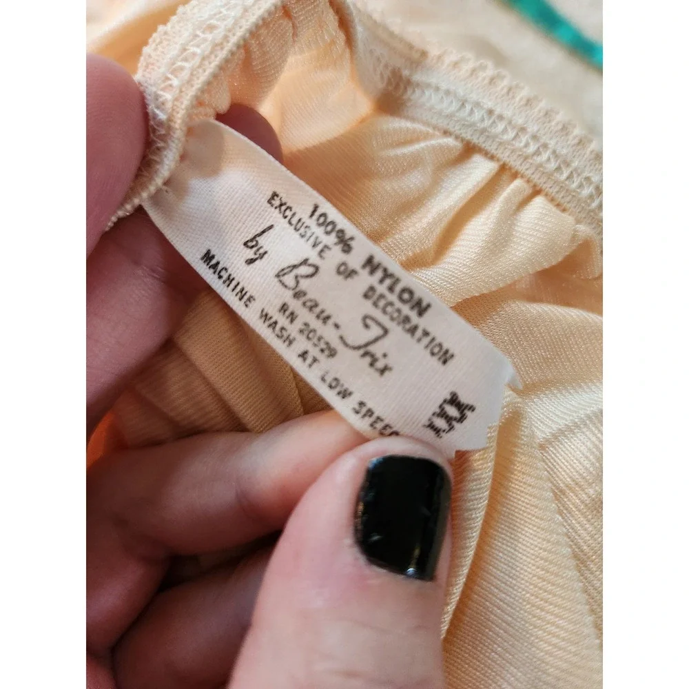 70s Nude Knee‎ Length Slip - Picture 6 of 6